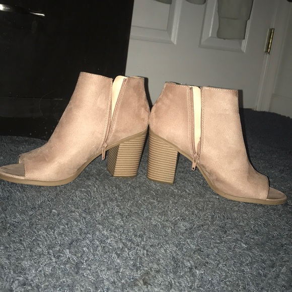 Women’s Booties Shoes - Picture 3 of 3